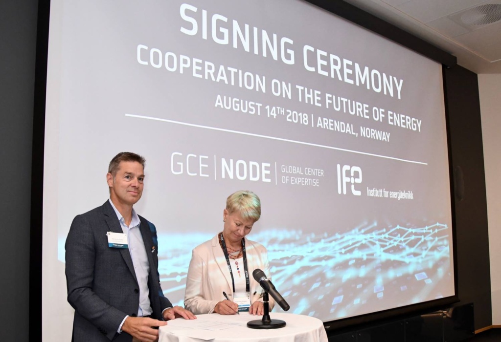 Signeringsseremoni: Anne-Grete Ellingsen (til høyre) og Nils Morten Huseby signerte en samarbeidsavtale mellom GCE NODE og IFE i Arendal tirsdag 14. august 2018.