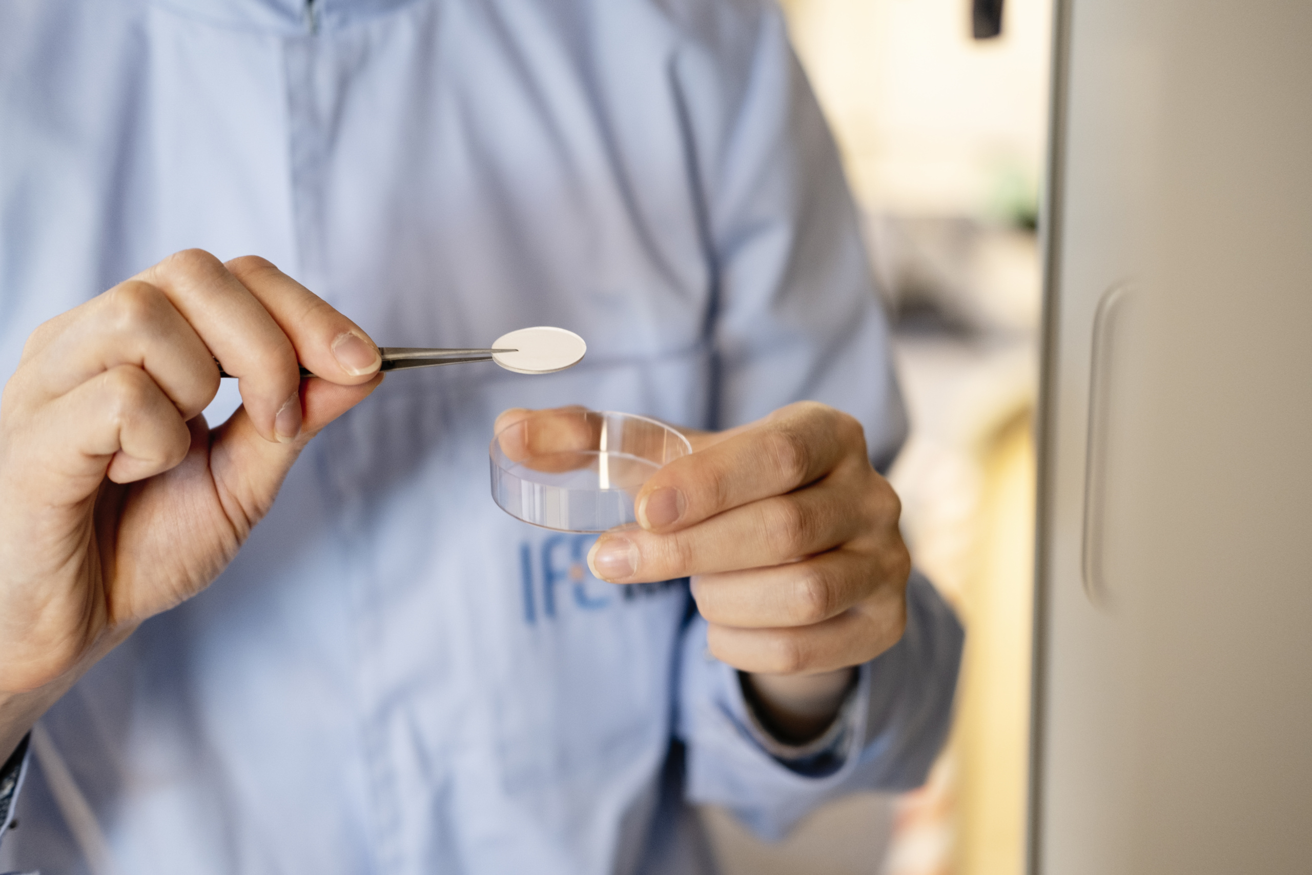 Analyzes of radioactivity in different types of sample material - IFE