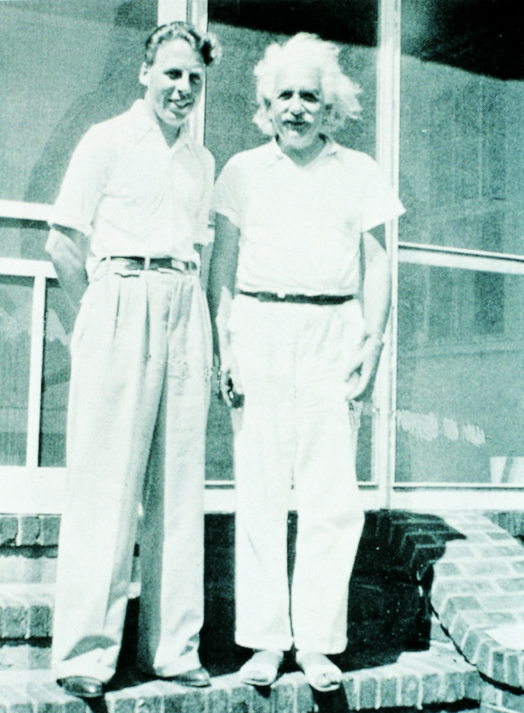 IFEs første administrerende direktør, Gunnar Randers sammen med Albert Einstein. Randers 
var en ledende fysiker og oversatte Einsteins relativitetsteori til norsk. IFE representerte den 
første satsingen på «big science» i Norge. Atomteknologi var det «Hoteste» innen forskning og 
teknologiutvikling på 1950-tallet og IFE tiltrakk seg mange av landets ledende vitenskapsmenn i 
flere ti-år.