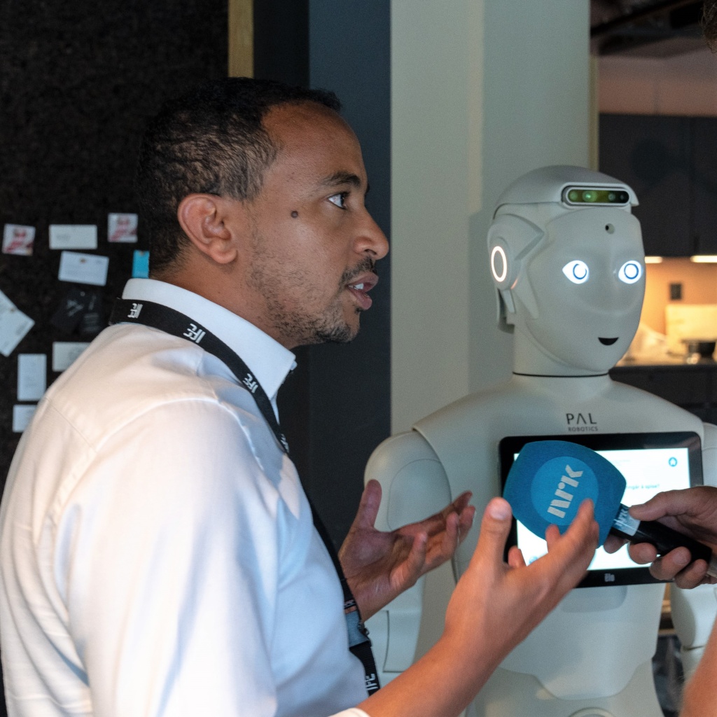 Dr. Yonas Ayele, seniorforsker for IFE og prosjektleder for SecuRoPS, blir intervjuet av NRK om roboten og forskningen
